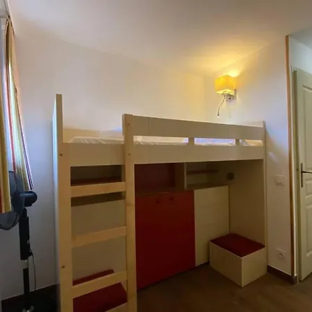 C036 Agreable Au Sein D'une Belle De *